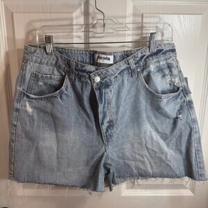 RSQ Women’s Shorts Light Wash Distressed Denim Raw Hem NWT Size 33